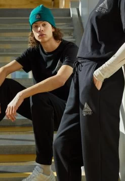 YOURTURN Wincent Weiss Basic - Trainingsbroek - Black 10 YOURTURN Wincent Weiss Basic - Trainingsbroek - Black -YOUR TURN Mode 6a05674027494daba39be921802cf4df